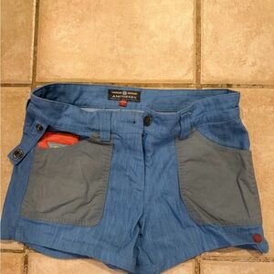 Amundsen Sports Women's Dual-Tone Cargo Shorts